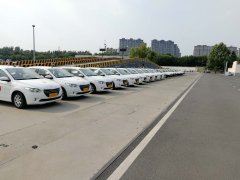 大学生郑州学车考驾照应该是回老家考还是在学校考？