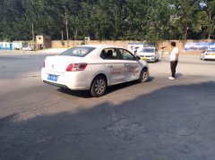 郑州市考驾照时车头与墙距离判断技巧