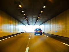 隧道驾驶危险重重，考驾照的学员如何应对