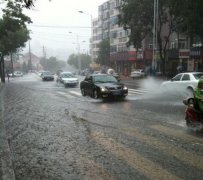 郑州驾校教你下雨天如何过有积水的路面