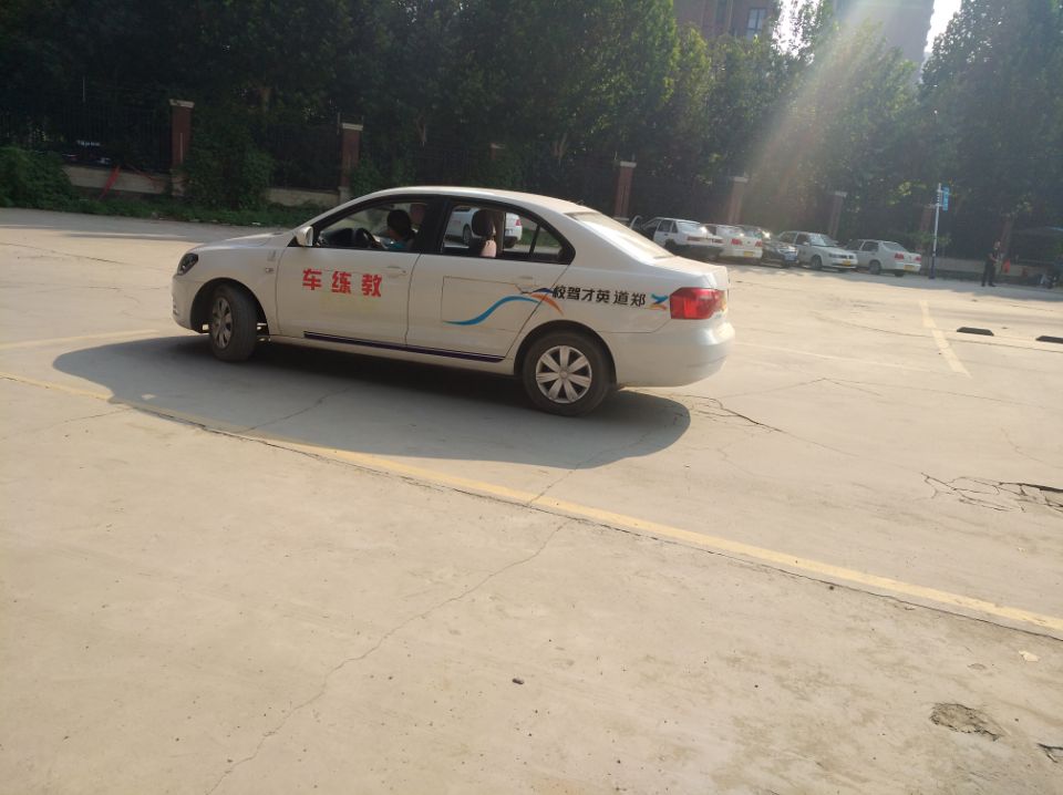 从来没有碰过车的人，在郑州学车考驾照会不会很难