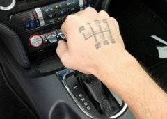 手动挡和自动挡哪个更适合学员？