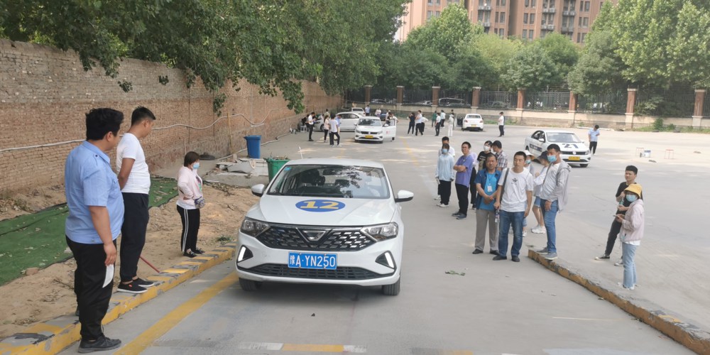 郑道驾培学员练习坡道起步