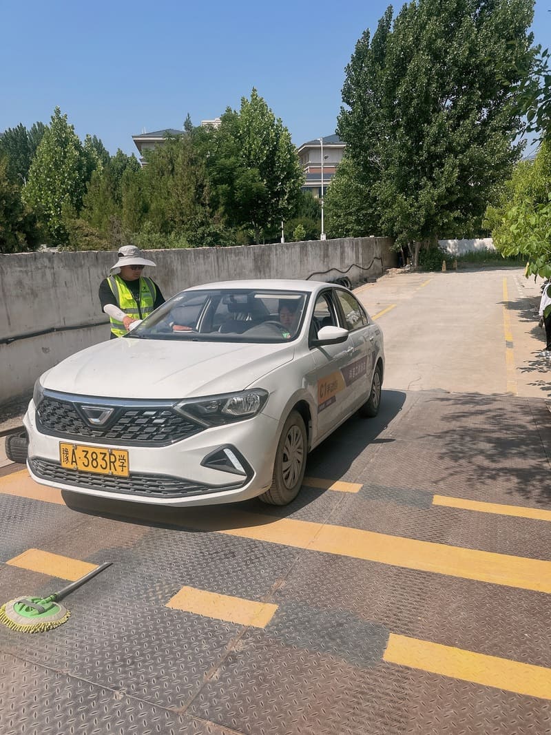 学员练习半坡起步